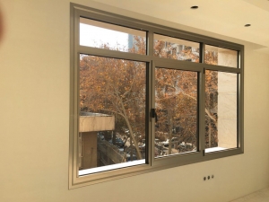 پنجره آلومینیومی ترمال بریک از آخرین دستاوردهای صنعت آلومینیوم‌ سازی دنیا می‌باشد. امروزه استفاده از پنجره های با قاب آلومینیومی به علت شکل پذیری بالا و سبکی متداول شده است. زیرا استفاده از این پنجره های آلومینیومی وزن ساختمان را کاهش میدهد.